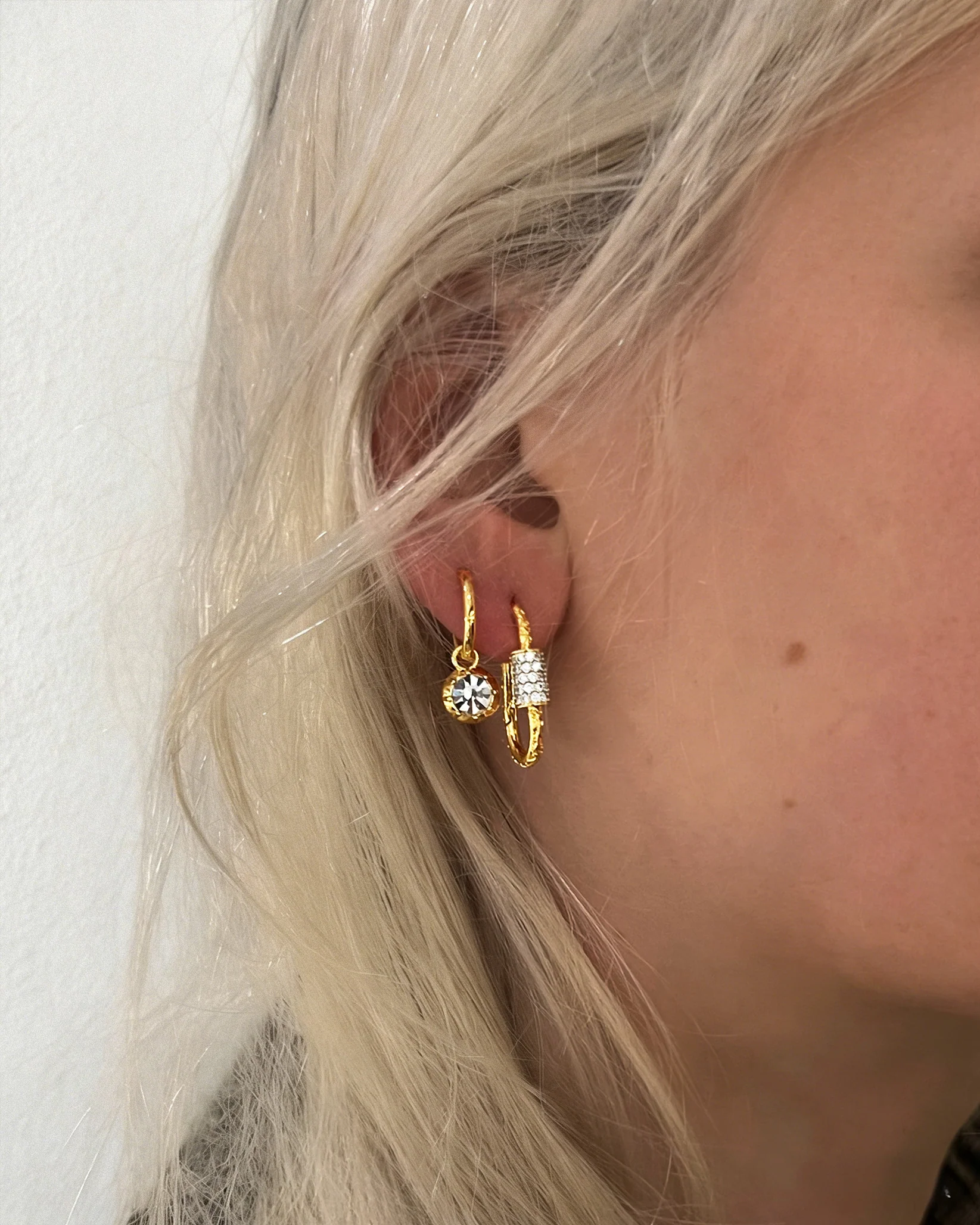 Eden Carabiner Huggie Earrings in Gold - Image 2