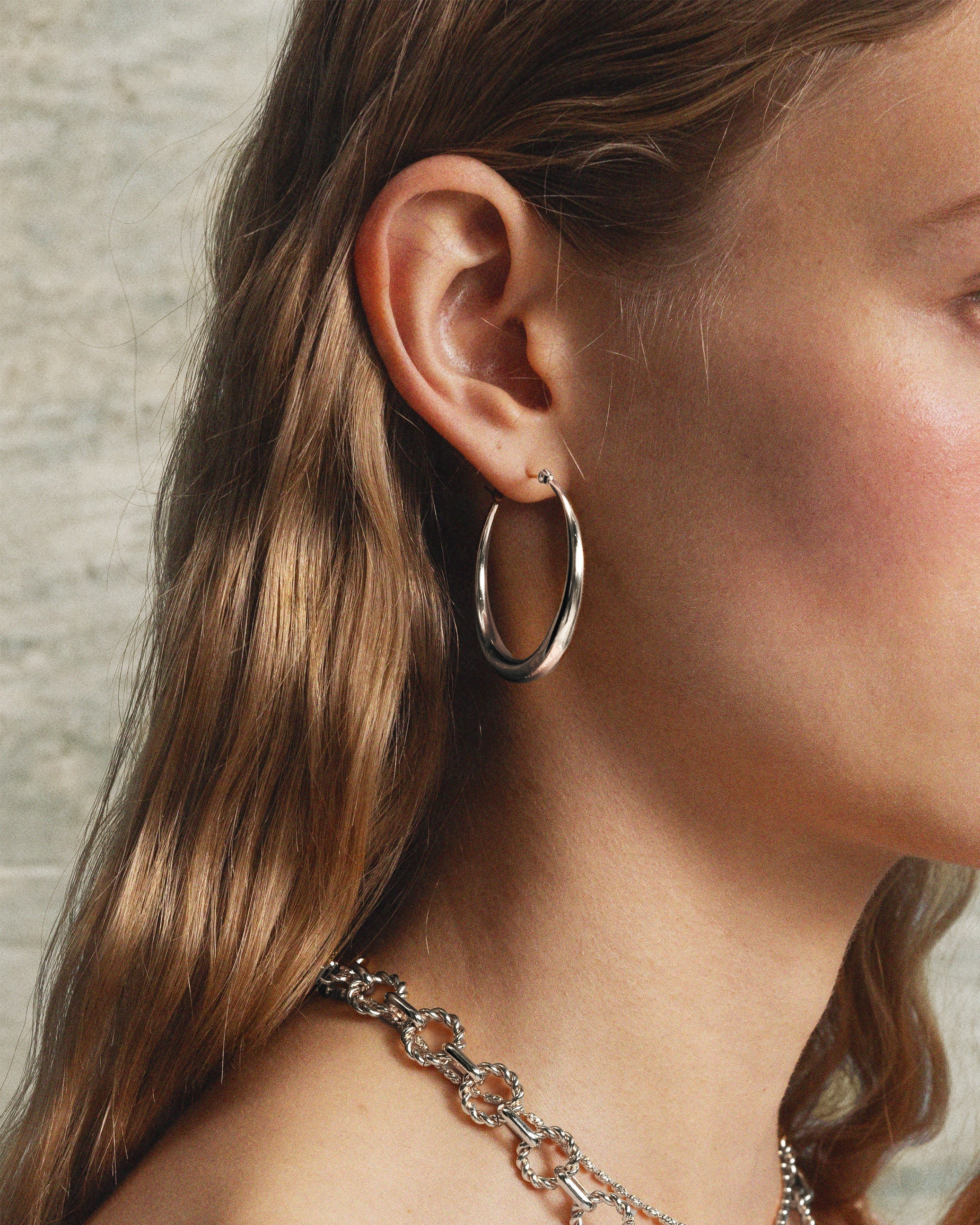 Sloane Hoop Earrings in Silver - Image 2