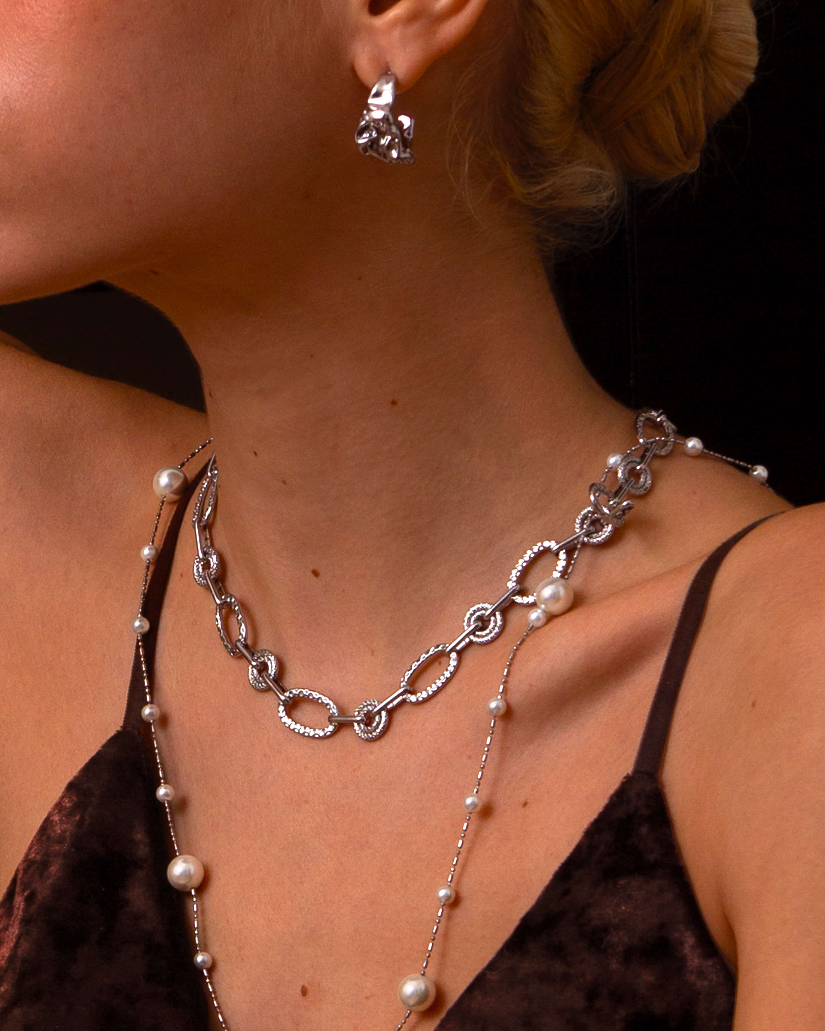 Textured Circle Link Necklace in Silver - Image 2
