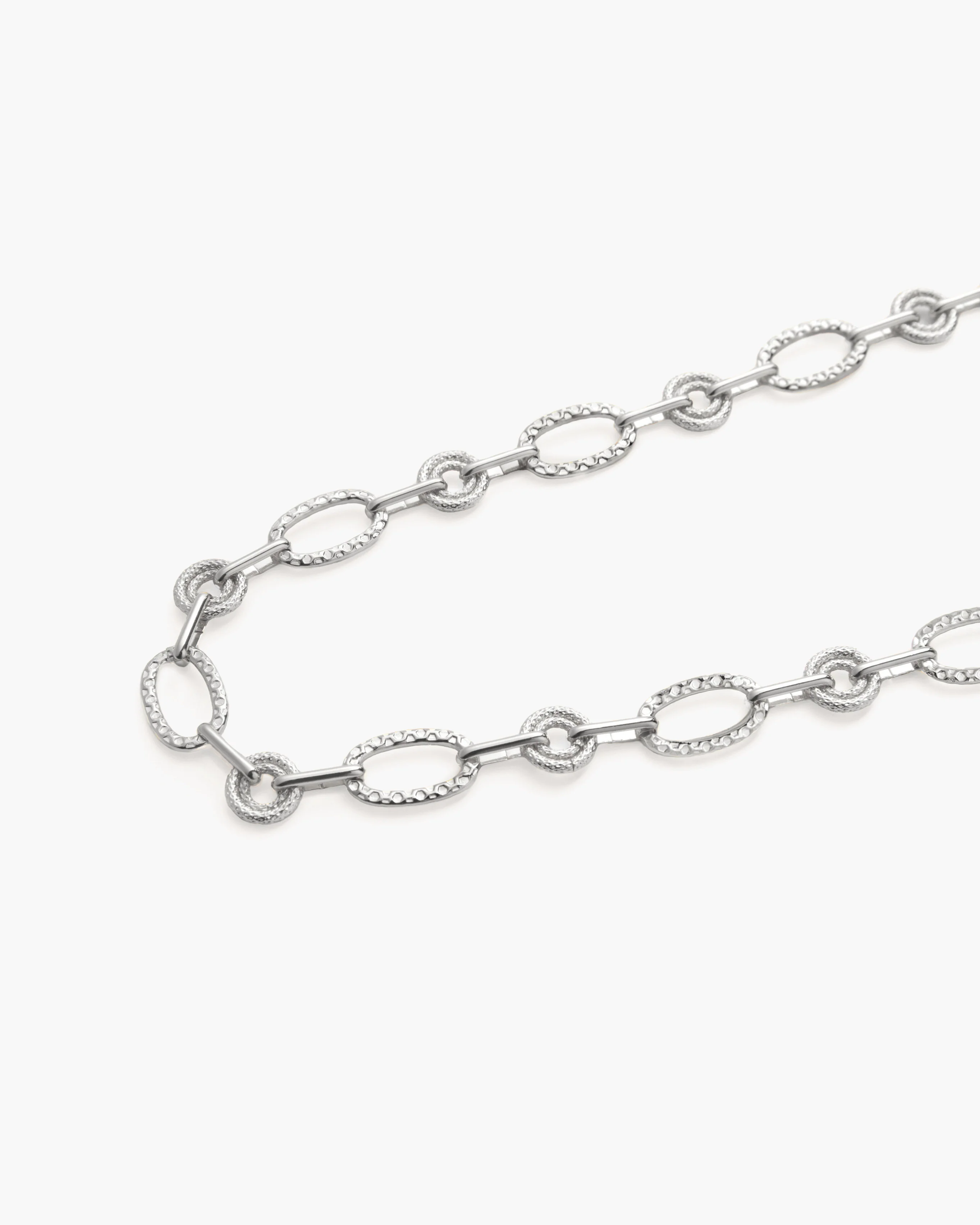 Textured Circle Link Necklace in Silver - Image 3